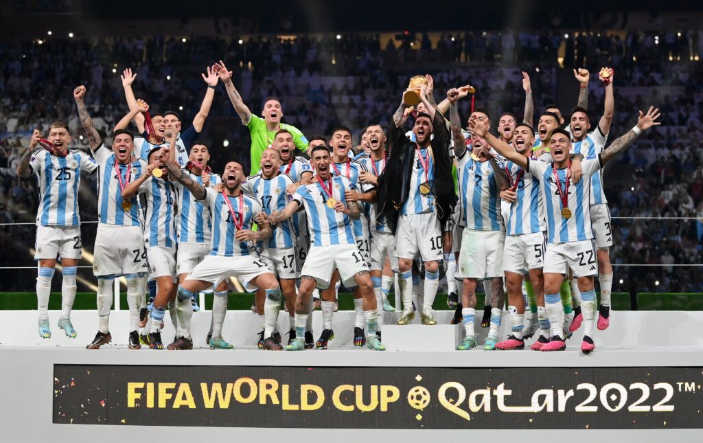 Messi supera boa fase de Mbappé e Argentina volta a ser campeã do mundo