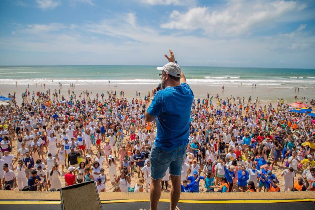Igreja evangélica promove batismo coletivo em praia de Salvador 1
