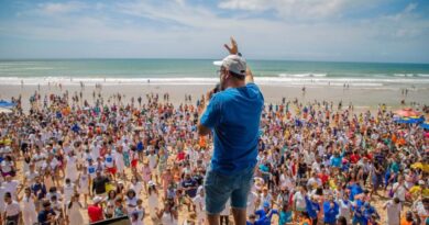 Igreja evangélica promove batismo coletivo em praia de Salvador 3