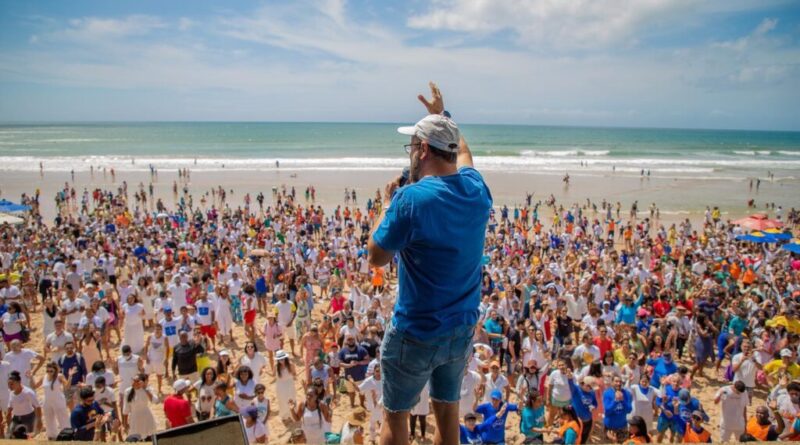 Igreja evangélica promove batismo coletivo em praia de Salvador 1