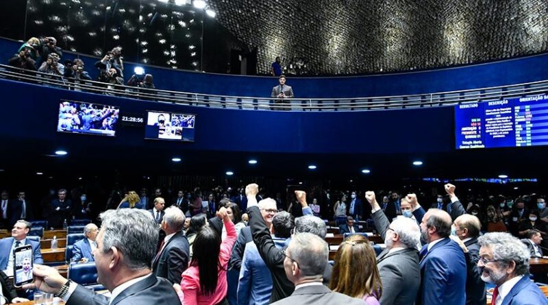 Senado aprova PEC do estouro de gastos em dois turnos