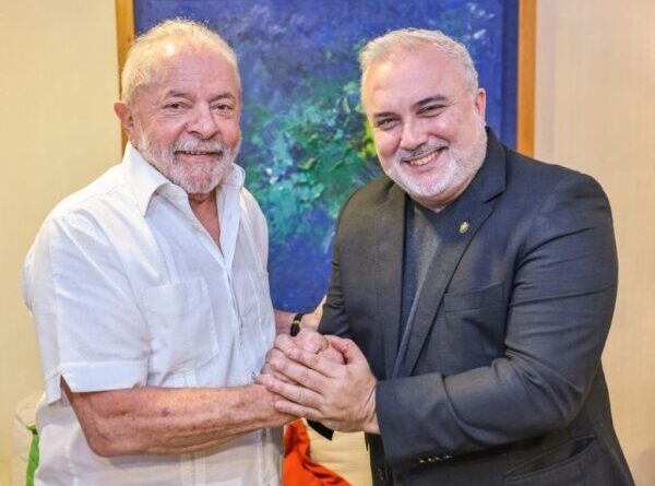 Lula nomeia senador do PT para comandar a Petrobras