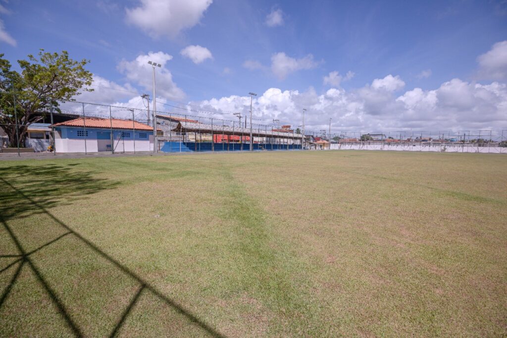 Após dois anos de atraso e polêmica na distribuição de pontos comerciais, Prefeitura de Camaçari anuncia conclusão da obra de revitalização do Campo de Futebol Nery Nunes, em Vila de Abrantes
