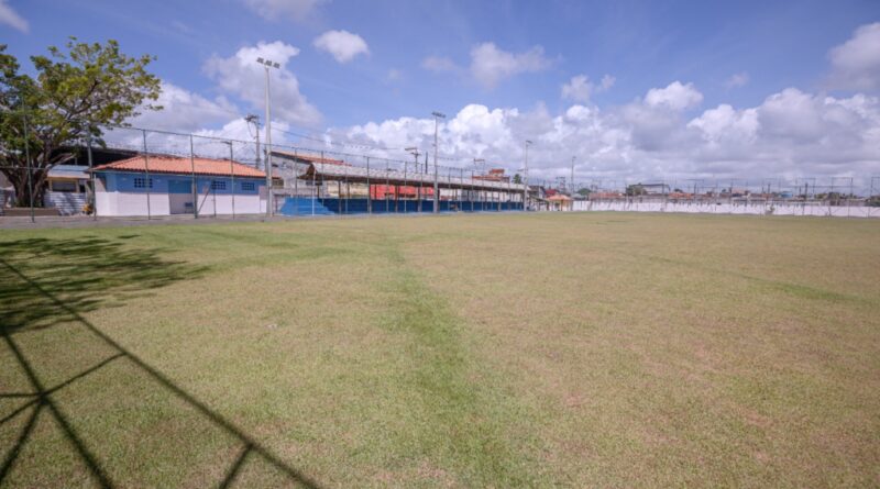 Após dois anos de atraso e polêmica na distribuição de pontos comerciais, Prefeitura de Camaçari anuncia conclusão da obra de revitalização do Campo de Futebol Nery Nunes, em Vila de Abrantes