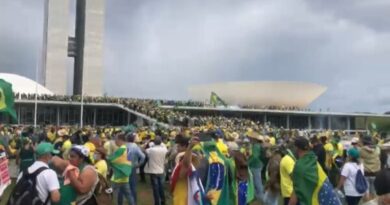 Manifestantes ocupam o Congresso Nacional em protesto contra Governo Lula Manifestantes ocupam o Congresso Nacional em protesto contra Governo Lula