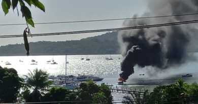 Lancha pega fogo em Aratu, Simões Filho 4