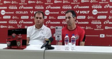 Técnico Léo Condé é apresentado pelo Vitória 1