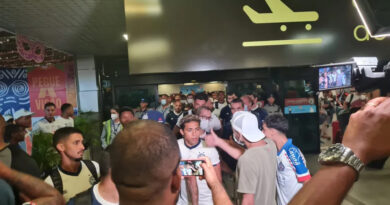 Após goleada de 6 a 0 em Recife, delegação do Bahia é recebida com protesto da torcida no aeroporto 4