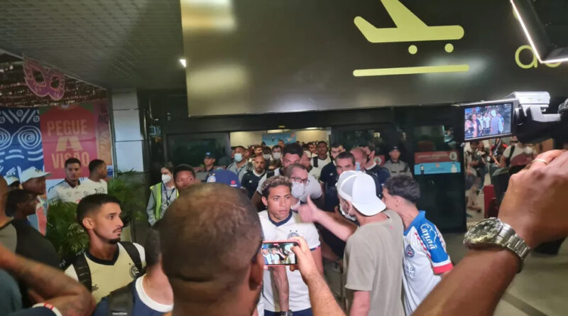 Após goleada de 6 a 0 em Recife, delegação do Bahia é recebida com protesto da torcida no aeroporto 1