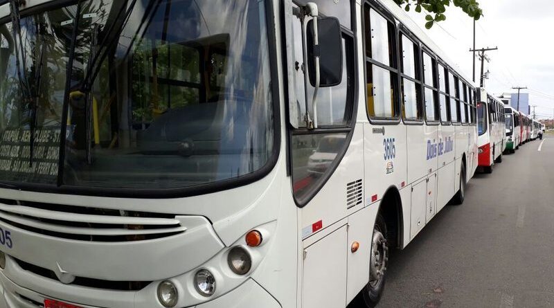 Chuva invade ônibus e passageiros denunciam situação precária da empresa Expresso Vitória na Linha Terminal Aeroporto/Vila de Abrantes; veja vídeo 1