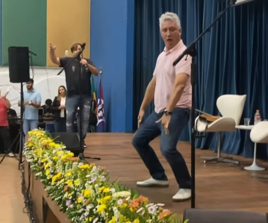Vereador Henrique Carballal cai na dança em evento de faculdade 1