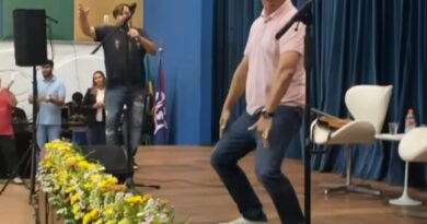 Vereador Henrique Carballal cai na dança em evento de faculdade 5