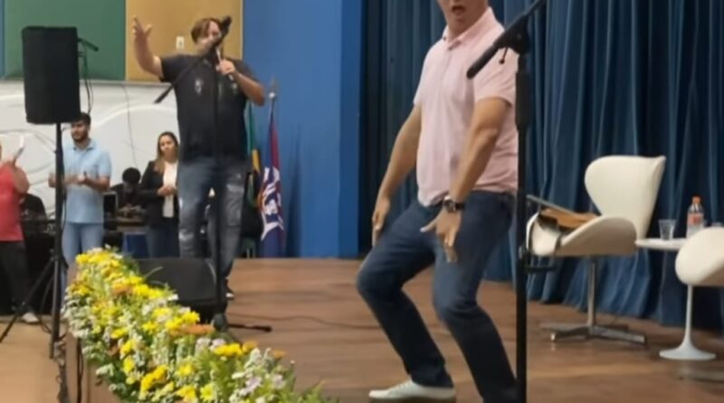 Vereador Henrique Carballal cai na dança em evento de faculdade 1