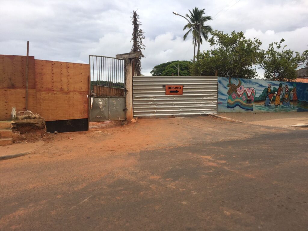 Construção de colégio estadual bloqueia importante via de circulação em Vila de Abrantes 1
