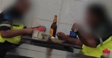 Agentes de trânsito de Salvador são flagrados com garrafa de cerveja durante almoço 2