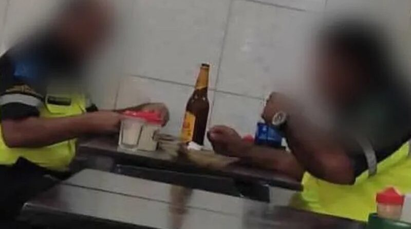 Agentes de trânsito de Salvador são flagrados com garrafa de cerveja durante almoço 1