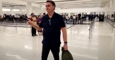 Bolsonaro chega ao Brasil após estadia de três meses nos USA 2