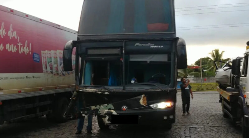 Ônibus da banda dos filhos de Saulo e Brown se envolve em acidente no extremo sul da BA 1