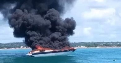 Lancha pega fogo e naufraga em praia do município de Santa Cruz Cabrália 1