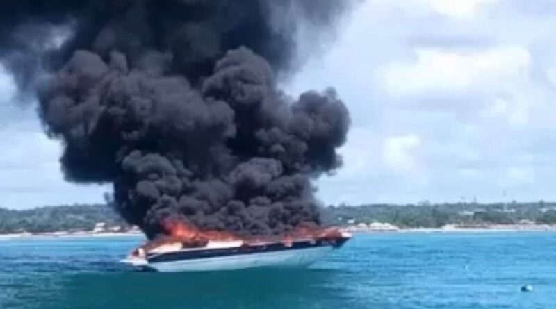 Lancha pega fogo e naufraga em praia do município de Santa Cruz Cabrália 1