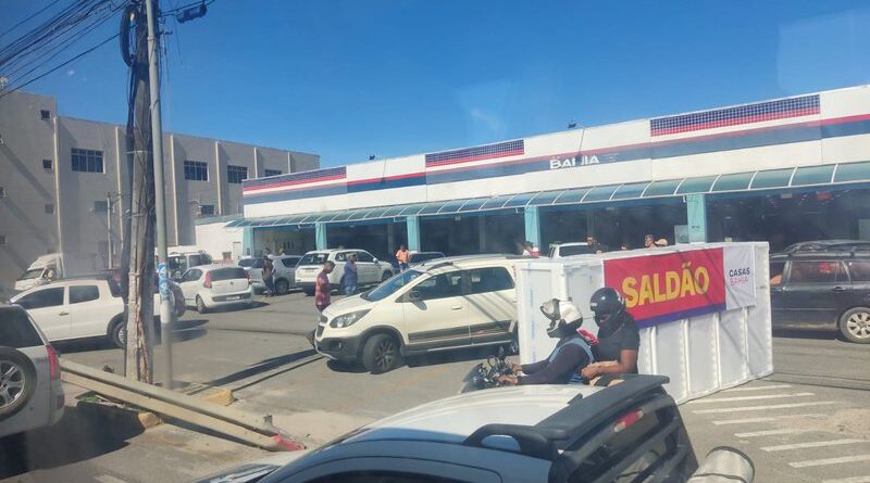 Bandidos armados trocam tiros com a Polícia na Avenida Santos Dumont, em Lauro de Freitas 1