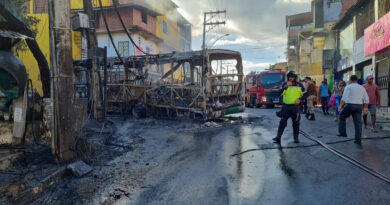 Ônibus é incendiado no bairro de Sussuarana em Salvador; crime se repete dez dias após primeiro ataque de bandidos a coletivo 3