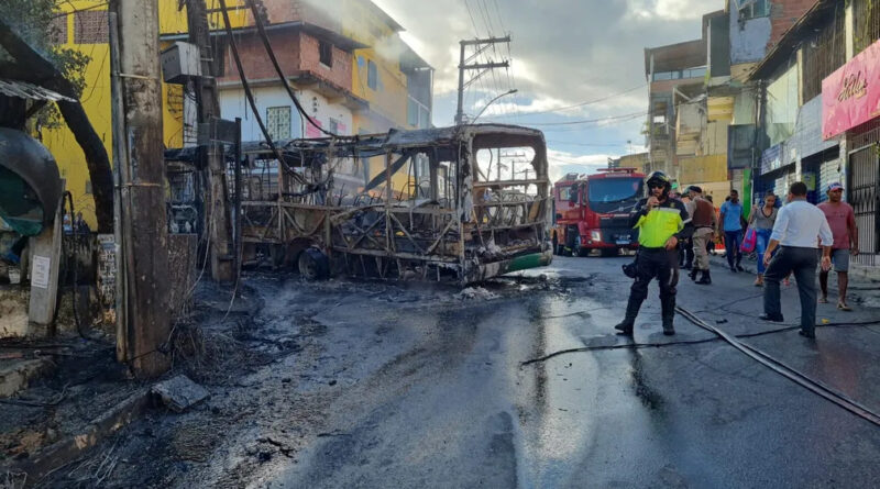 Ônibus é incendiado no bairro de Sussuarana em Salvador; crime se repete dez dias após primeiro ataque de bandidos a coletivo 1