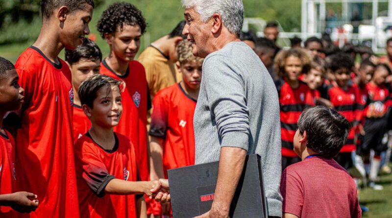 Bebeto é homenageado no dia do aniversário de 124 anos do Vitória 4