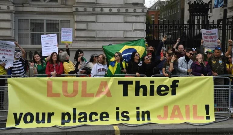 Lula é recebido com protesto em Londres 1