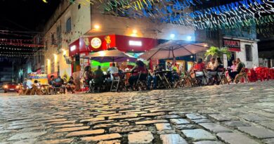 Dono de bar em Salvador pede aos clientes que não fumem maconha no local 2