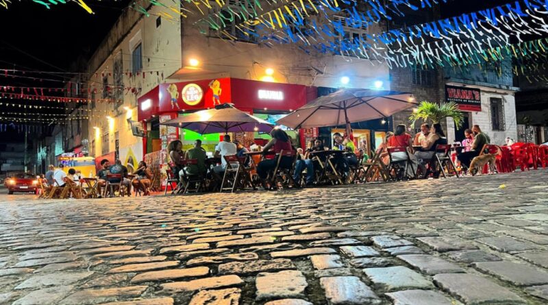 Dono de bar em Salvador pede aos clientes que não fumem maconha no local 1