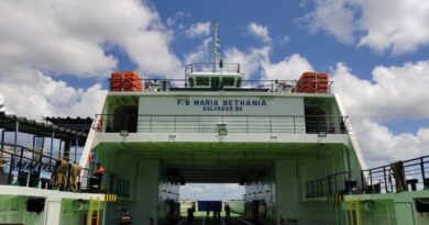 Condutores de veículos ficam mais de 4 horas na fila do ferry-boat nesta sexta-feira (21) 4