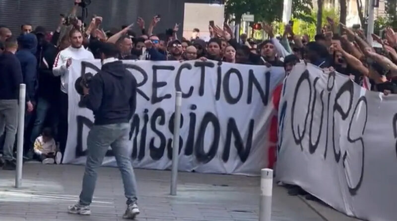 Torcida do PSG protesta em frente à casa de Neymar: "Vá embora" 7