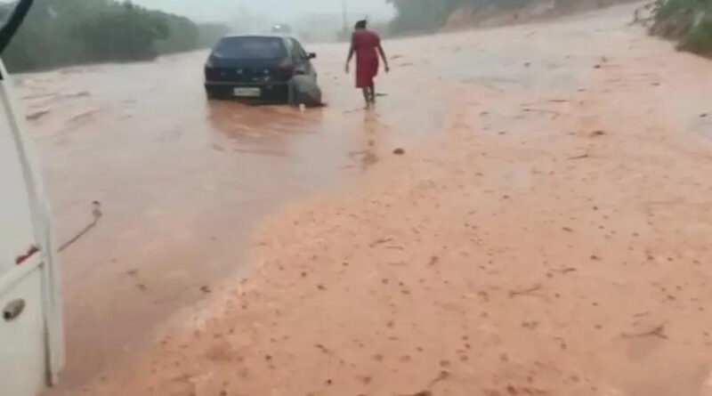 Fortes chuvas causam alagamentos e deixam famílias desabrigadas em Entre Rios-BA 1