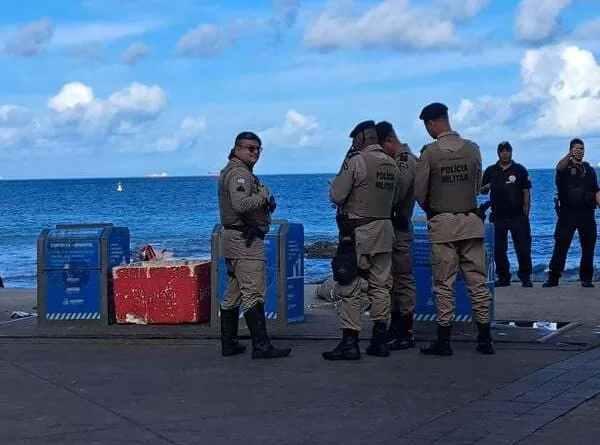 Corpo é encontrado dentro de isopor na praia do Porto da Barra 1