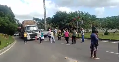 Protesto de permissionários e usuários do transporte alternativo de Praia do Forte trava a Linha Verde na manhã terça (04)