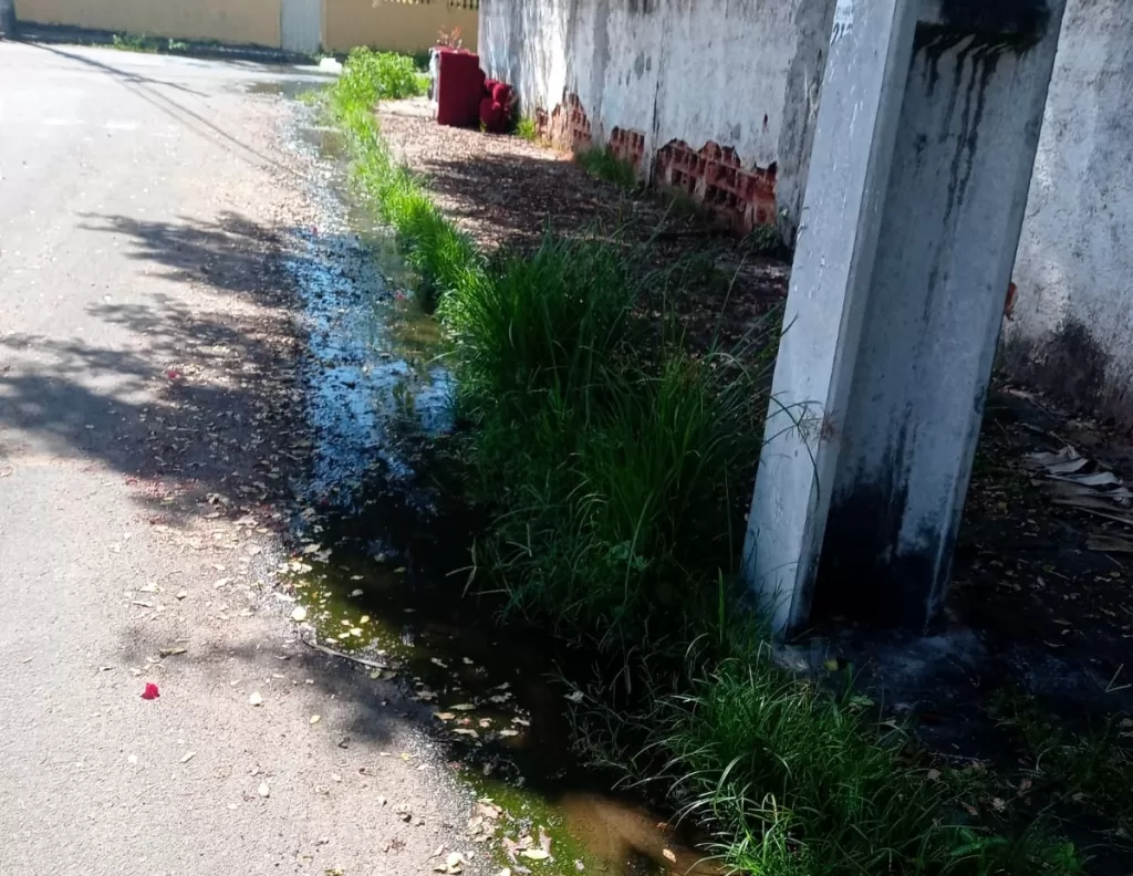 Moradores denunciam descarte de esgoto ao céu aberto na rua João da Mata em Vila de Abrantes 1