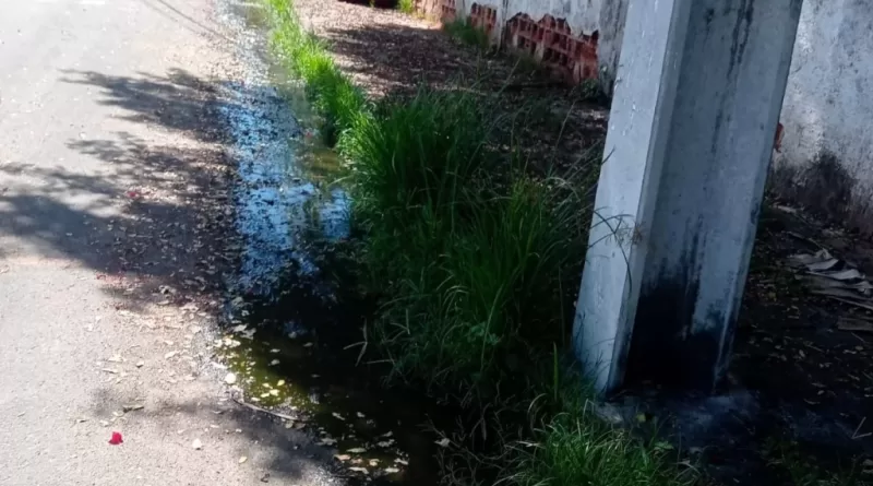 Moradores denunciam descarte de esgoto ao céu aberto na rua João da Mata em Vila de Abrantes 1