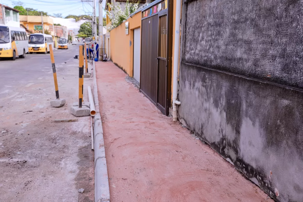 Prefeitura prioriza obra de passeios em via problemática de Vila de Abrantes