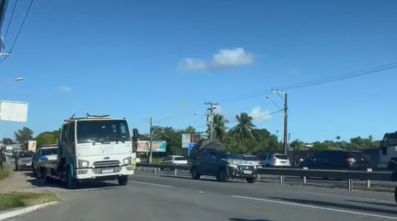 Motociclista é atropelado em acidente na Estrada do Coco na manhã desta quinta-feira (20) 1