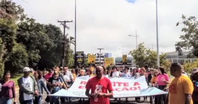 Professores da rede pública estadual paralisam atividades e fazem protesto em Salvador 1