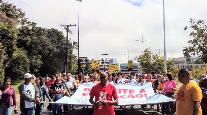 Professores da rede pública estadual paralisam atividades e fazem protesto em Salvador 1