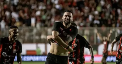 Com gol salvador de Léo Gamalho, Vitória vence a Chapecoense e fecha o primeiro turno na liderança da Série B.