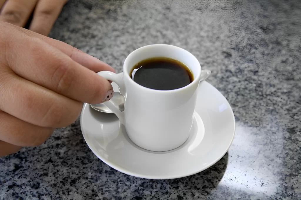 Consumo de café ao acordar pode ter efeitos negativos para a saúde