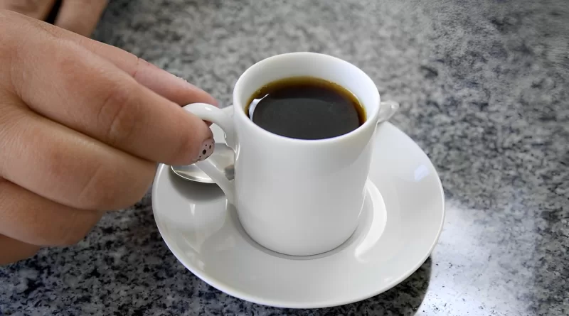 Consumo de café ao acordar pode ter efeitos negativos para a saúde