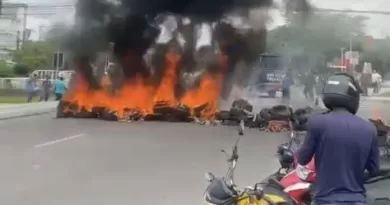 Prestadores do transporte Ligeirinho de Camaçari faz protesto contra ação do governo de Elinaldo