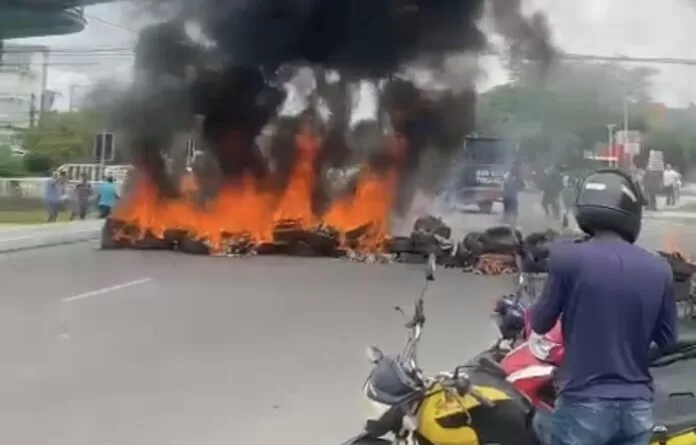 Prestadores do transporte Ligeirinho de Camaçari faz protesto contra ação do governo de Elinaldo