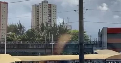 Passageiros se arriscam e andam pelos trilhos do metrô de Salvador após apagão