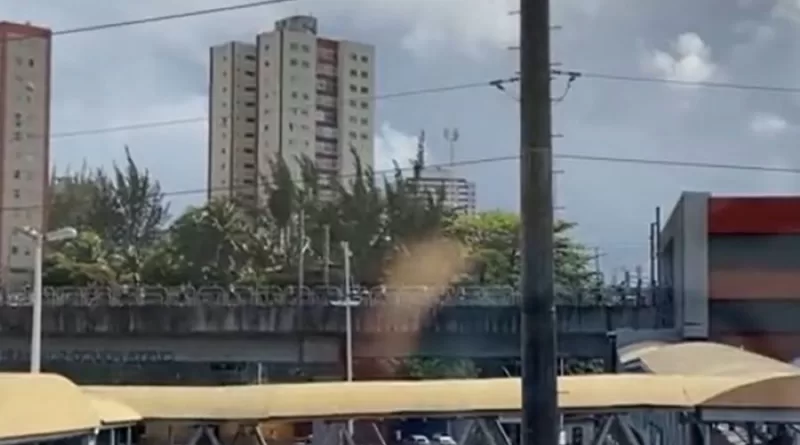 Passageiros se arriscam e andam pelos trilhos do metrô de Salvador após apagão