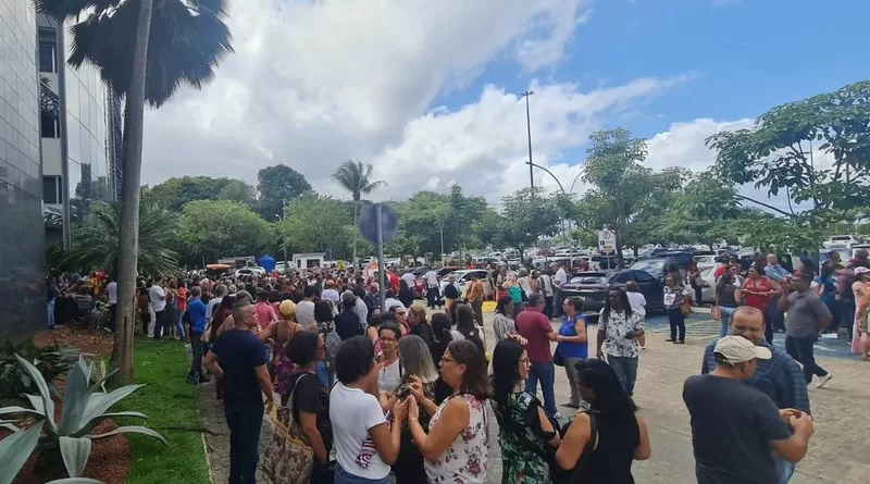 Professores da rede estadual da Bahia realizam paralisação em meio a votação dos Precatórios